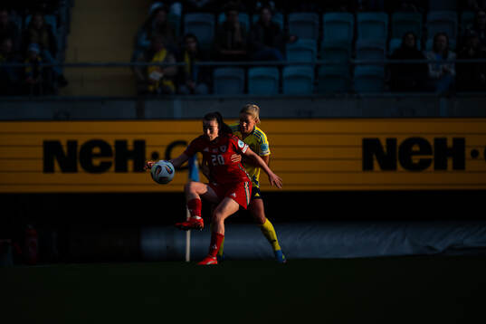 Carrie Jones of Wales and Hanna Lundkvist of Sweden