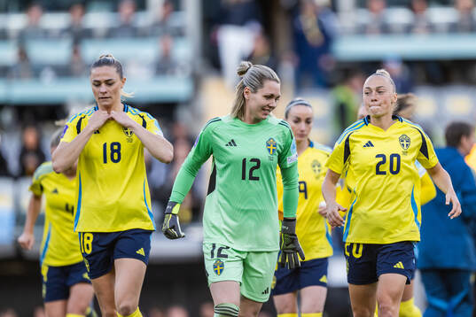 Fridolina Rolfö, goalkeeper Jennifer Falk and Hanna