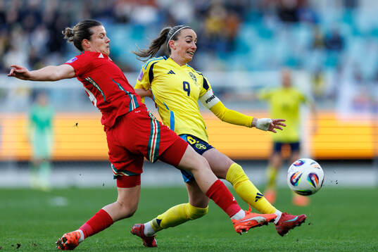 Hayley Ladd of Wales and Kosovare Asllani of Sweden