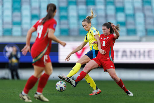 Fridolina Rolfö of Sweden and Mared Griffiths of Wales