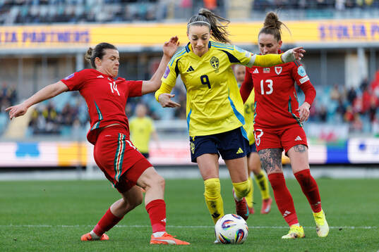 Kosovare Asllani of Sweden against Hayley Ladd and Ellen