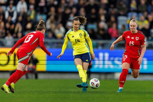 Nathalie Björn of Sweden and Elise Hughes of Wales