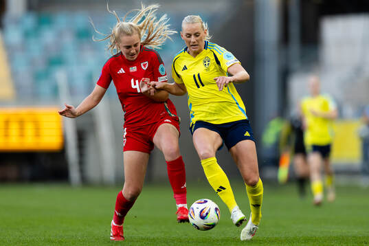 Mayzee Davies of Sweden and Stina Blackstenius of Sweden
