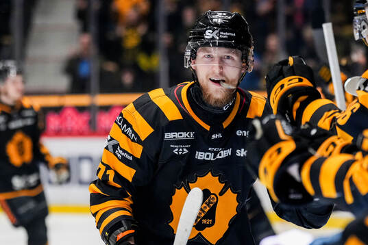 Skellefteås Jonathan Davidsson jublar