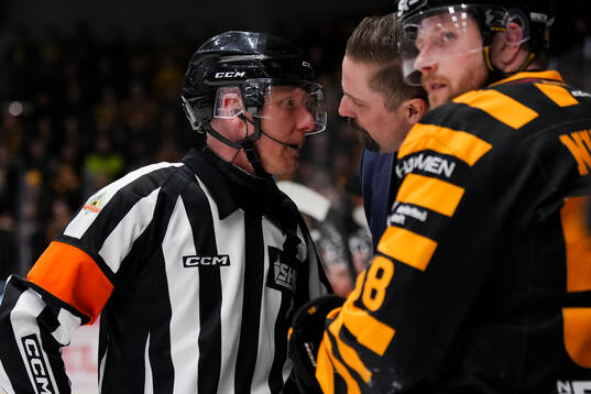Domare Mikael Holm och Skellefteås tränare Pierre Johnsson