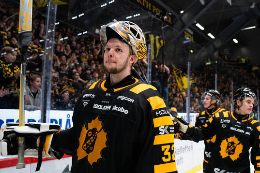 Skellefteås målvakt Linus Söderström jublar