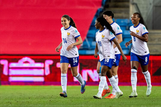 Clara Mateo of France celebrates