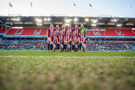 The starting eleven of Norway pose for a team photo