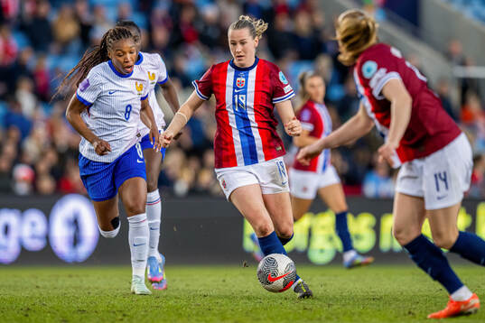 Grace Geyoro of France and Elisabeth Terland of Norway
