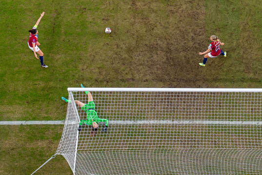 Ingrid Syrstad Engen, goalkeeper Cecilie Fiskerstrand and