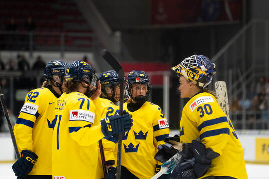 Players of Sweden at the 2025 IIHF Women's World