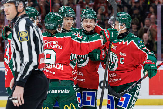 Frölundas Tom Nilsson jublar med lagkamrater
