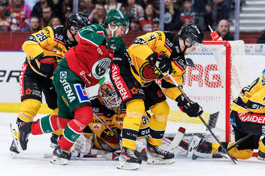 Frölundas Isac Born och Luleås målvakt Joel Lassinantti