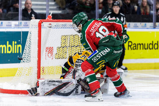 Frölundas Max Westergård och Luleås målvakt Joel