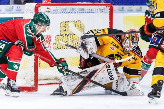 Frölundas Nicklas Lasu och Luleås målvakt Joel
