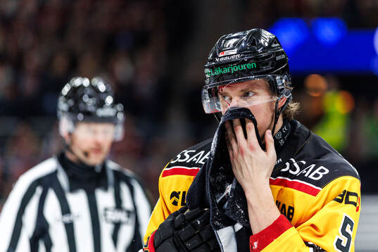 Luleås Marcus Hardegård med en skada