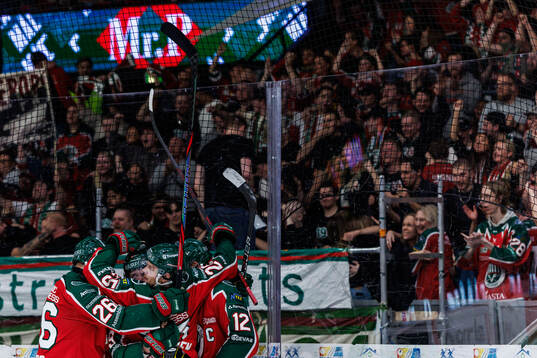 Frölundas Linus Weissbach jublar med lagkamrater