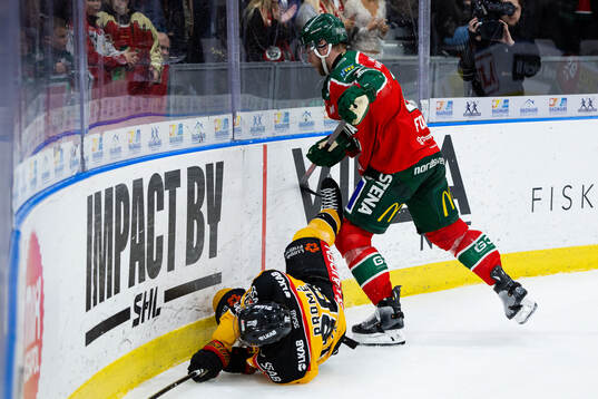 Frölundas Christian Folin tacklar Luleås Mathias Bromé