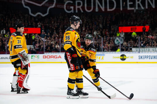 Luleås Pontus Andreasson och Eetu Koivistoinen  deppar