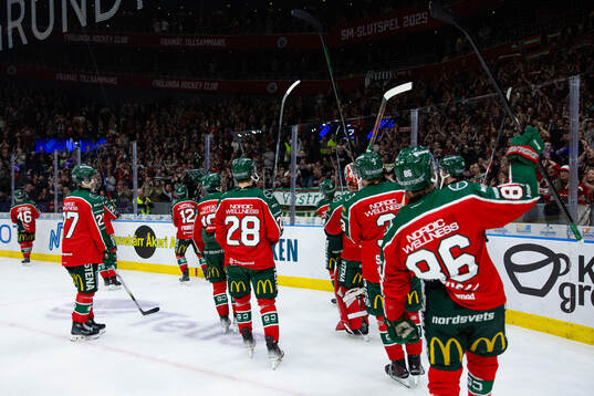 Frölundas spelare jublar och tackar publiken