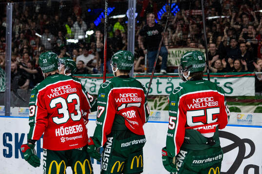 Frölundas spelare jublar och tackar publiken