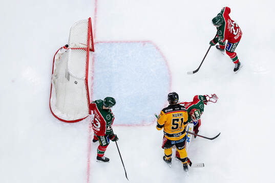 Luleås David Granberg (ej i bild) reducerar till 3-2 på