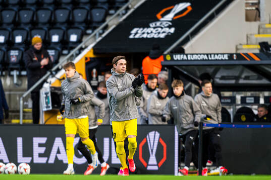 Patrick Berg of Bodø/Glimt warms up