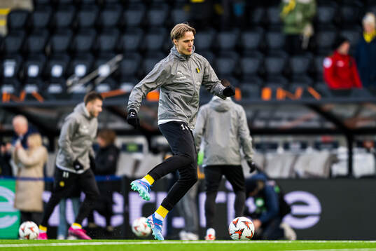 Ulrik Saltnes of Bodø/Glimt warms up