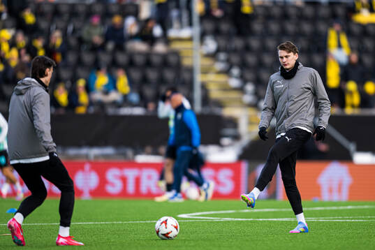Isak Dybvik Määttä of Bodø/Glimt warms up