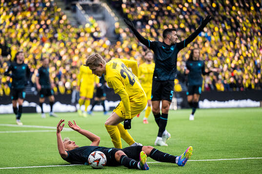 Gustav Isaksen of Lazio and Jens Petter Hauge of Bodø/Glimt