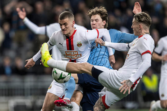 Nenad Cvetkovic of Rapid Wien and Bendeguz Bolla against
