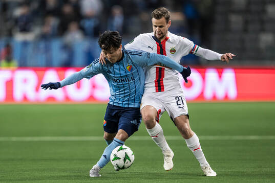 Keita Kosugi of Djurgården and Noah Bischof of Rapid Wien