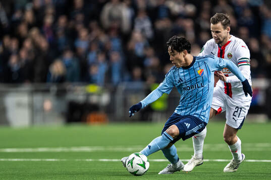 Keita Kosugi of Djurgården and Louis Schaub of Rapid Wien