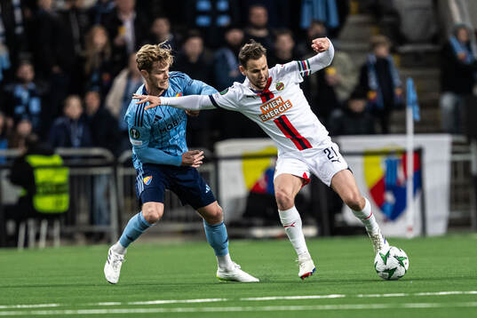 Hampus Finndell of Djurgården and Louis Schaub of Rapid