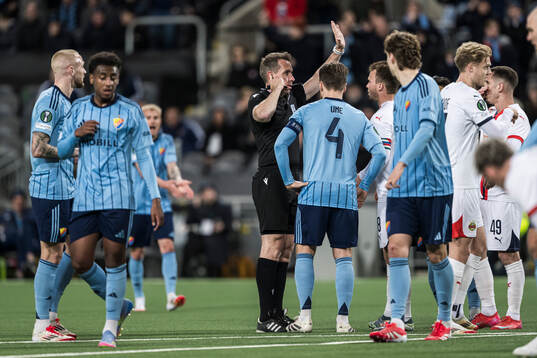 Referee Tobias Stieler
