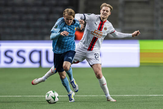 Oskar Fallenius of Djurgården and Noah Bischof of Rapid