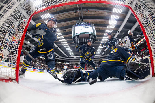 Södertäljes Hampus Harlestam försöker stoppa pucken