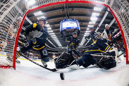 Södertäljes Hampus Harlestam försöker stoppa pucken