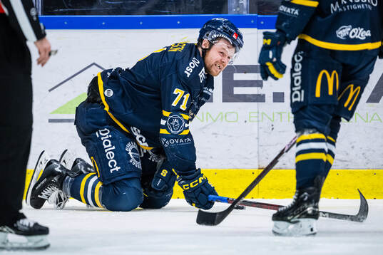 Södertäljes Andrew Nielsen har ont