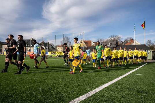 The teams are entering the field