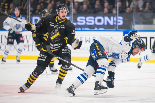 AIKs Gustav Sjöqvist och Karlskogas Theodor Pistek