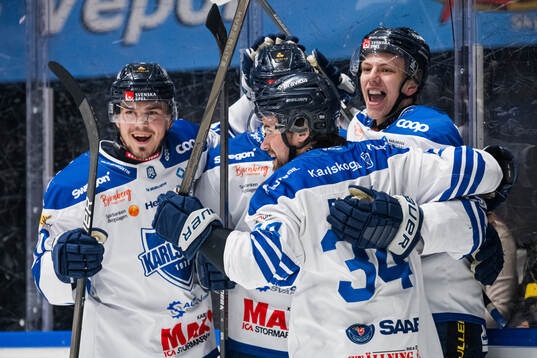 Karlskogas Jack Berglund jublar med lagkamrater