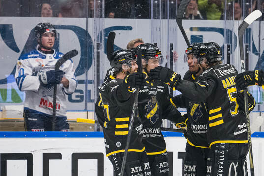 AIKs Oscar Nord jublar med lagkamrater och Karlskogas