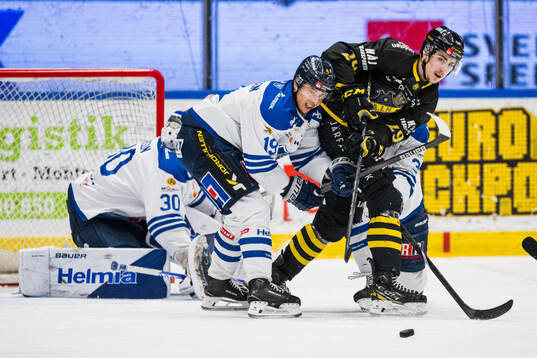 Karlskogas Andre Edvardsen Simen och AIKs Daniel Ljungman