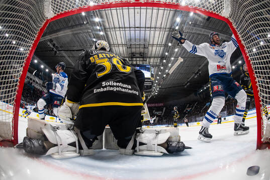 Karlskogas Jack Berglund gör 0-1