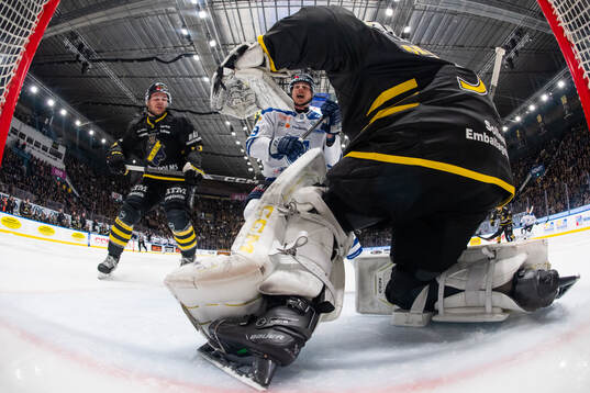 Karlskogas Jack Berglund framför AIKs målvakt Victor