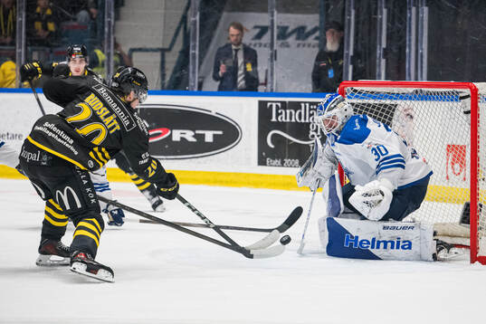 AIKs Rasmus Rudslätt och Karlskogas målvakt Samuel Jonsson