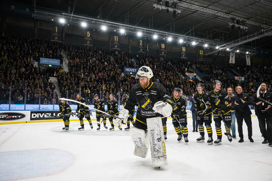 AIKs målvakt Victor Brattström jublar