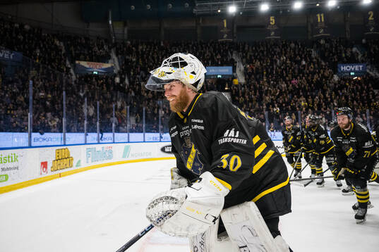 AIKs målvakt Victor Brattström jublar