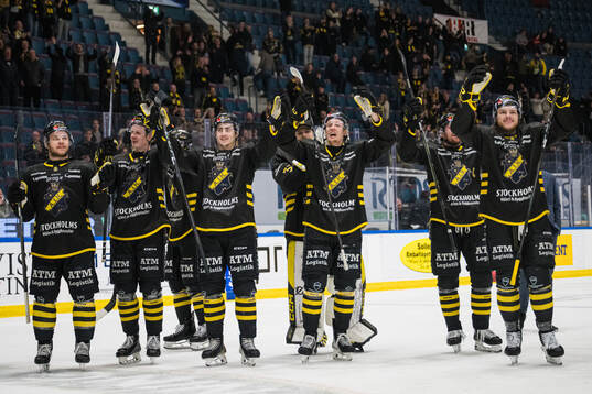 AIKs spelare jublar